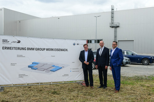 Die BMW Group baut das Werk Eisenach aus (von links) Werkleiter Michael Eckl, Wirtschaftsminister Wolfgang Tiefensee und der künftige Werkleiter Alexander Eras.
