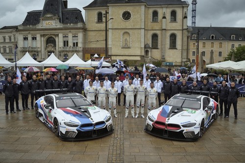 Die BMW-Mannschaft mit den beiden M8 GTE für Le Mans 2018.