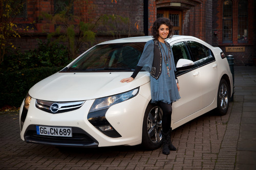 Die britische Sängerin und Songschreiberin Katie Melua, gebürtige Georgierin, ist europäische Markenbotschafterin von Opel und Vauxhall und vom Ampera begeistert, der 2011 auf den Markt kommt.