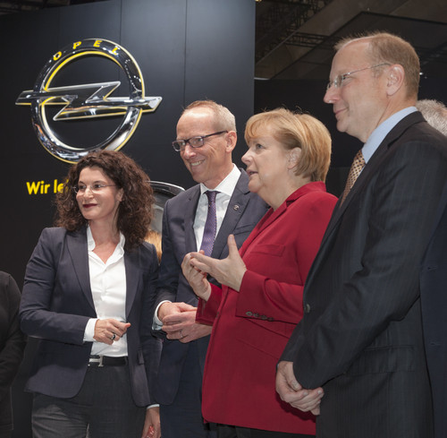 Die Bundeskanzlerin bei Opel auf der IAA (v.l.): Marketingvorstand Tina Müller, Vorstandsvorsitzender Karl-Thomas Neumann, Angela Merkel und Aufsichtsratsvorsitzender Steve Girsky.