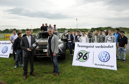Die Bundesliga-Elf von Hannover 96 testet den Volkswagen Amarok: Dr. Wolfgang Schreiber, Sprecher des Markenvorstands Volkswagen Nutzfahrzeuge und Trainer Mirko Slomka.