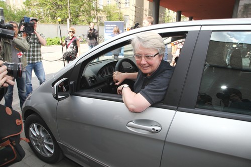 Die Bundesministerin für Bildung und Forschung, Prof. Dr. Annette Schavan, hat in Berlin für das Bundesministerium für Bildung und Forschung die erste Mercedes-Benz A-Klasse E-Cell übernommen.