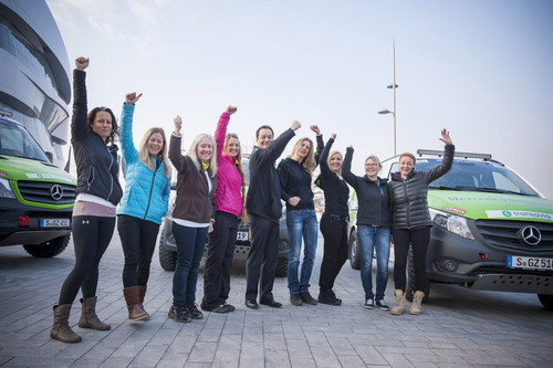 Die Daimler-Teilnehmerinnen der Rallye Aicha des Gazelles 2015 zusammen mit Prof. Dr. Jörg Zürn, Leiter Entwicklung Mercedes-Benz Vans.