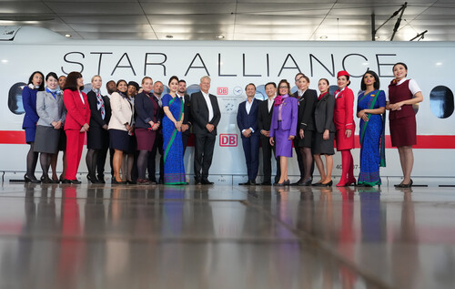 Die Deutsche Bahn und die Star Alliance werden Partner auf der Schiene. Harry Hohmeister (Vorstand Commercial Passenger Airlines Lufthansa Group), Michael Peterson (Vorstand Personenfernverkehr DB) und Jeffrey Goh (CEO Star Alliance) mit Mitarbeitern der Star-Alliance-Partner.