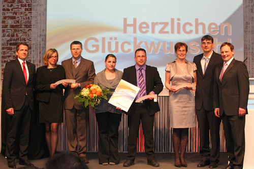 Die drei erstplatzierten Partner in der Kategorien
Gold, Silber und Bronze, mit dem Aufsichtsratvorsitzenden
Marcus Hansen (links) und Klaus Stemig (rechts) von der
Geschäftsführung Assistance Partner.