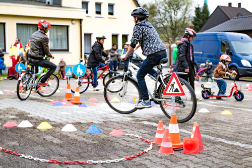 Die DVR-Broschüren „Unterwegs in Deutschland“ und „Fahrrad fahren in Deutschland“ informieren Menschen aus anderen Ländern über die wichtigsten Verkehrsregeln im deutschen Straßenverkehr.