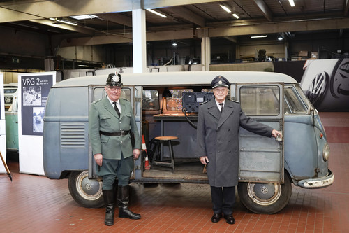 Die ehemaligen Polizisten Felix Hoffmann (li.) und Heinz Scholze in damaliger Uniform vor dem VW T1 Radarmesswagen (Baujahr 1953).