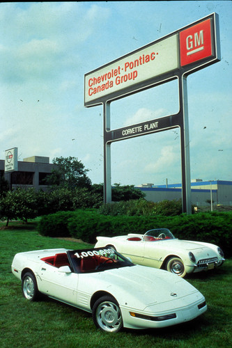 Die einmillionste Corvette wurde 1992 gebaut (im Hintergrund das Ur-Modell aus den 1950er-Jahren).