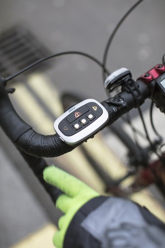 Die Emoji-Jacke von Ford für Radfahrer wird vom Lenker aus bedient.