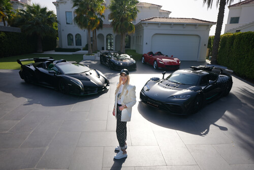 Die erfolgreiche Video-Bloggerin Alexandra Hirschi alias Supercar Blondie hat eine Auktionsplattform für teure Sammlerautos gegründet. 