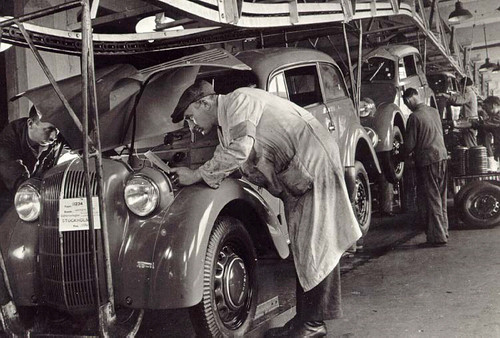 Die ersten Opel Kadett laufen 1936 von den Rüsselsheimer Bändern.