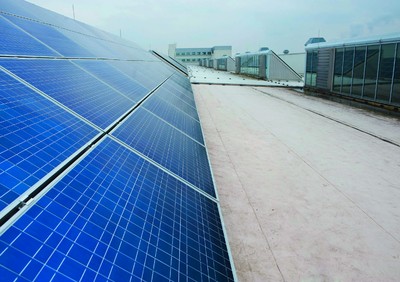 Die ersten Photovoltaik-Module wurden auf dem Dach im Bereich des Werkzeugbaus von Audi in Ingoldstadt installiert. 