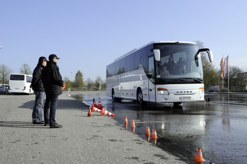 Die Fahrer der 16 Mannschaftsbusse für die Fußball-Europameisterschaft 2012 wurden ausführlich in die Technik der Fahrzeuge eingewiesen und nahmen alle einem Omniplus Fahrsicherheitstraining teil.