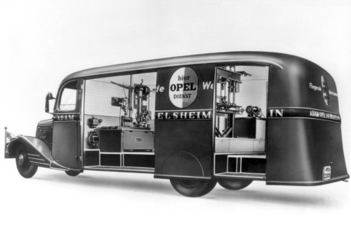 Die Fahrzeuge der „Fliegenden Kundendienstschule“ von Opel waren komplett mit Werkzeugen und Maschinen ausgerüstet.