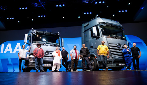 Die Fahrzeuge der „Trucks for the world“-Präsentation werden von Fahrern aus den jeweiligen Ländern vorgefahren.