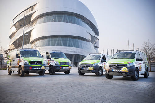 Die Fahrzeuge von Mercedes-Benz bei der Rallye Aicha des Gazelles 2015: zwei Vito 119 CDI 4x4 und zwei Sprinter 316 CDI 4x4.