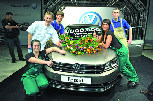 Die fünf besten Auszubildenden des vergangenen Jahrgangs präsentieren den viermillionsten Volkswagen aus Zwickau (von links):  Daniela Wintermann, Markus Schley, Elias Schettler, Marleen Krenmayer und Denny Thieme.