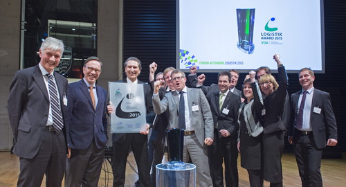 Die Gastgeber des „VDA Logistik Awards 2015“, Prof. Dr. Wolfgang Stölzle und Matthias Wissmann (v.l.), mit dem erfolgreichen Opel-Team von Michael Scholl, Director Supply Chain.