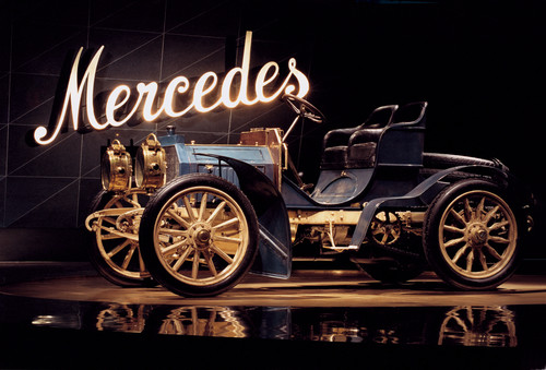 Die Geburt der Marke: Der älteste bekannte Mercedes, ein Simplex 40 PS aus dem Jahr 1902, hat im neuen Museum einen Ehrenplatz gefunden.