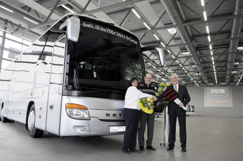 Die Geschäftsführer des Busunternehmens 201EKarl Everts201C, Lena Persson und Lennart Robertsson, übernahmen den 1500. Setra Omnibus für Schweden.