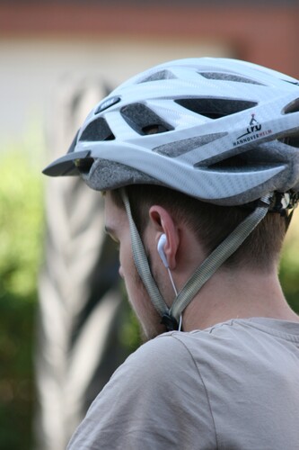 Die Gesellschaft für Technische Überwachung (GTÜ) empfiehlt, im Straßenverkehr am besten ganz auf Kopfhörer zu verzichten.
