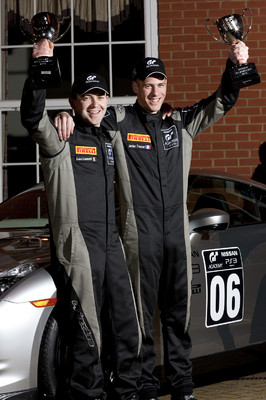 Die Gewinner der GT Academy 2010: Luca Lorenzini (Italien) und Jordan Tresson (Frankreich).