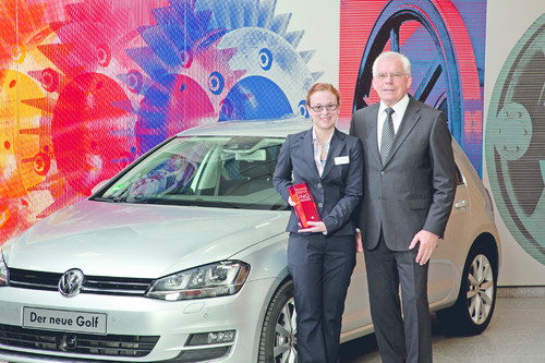 Die Gewinnerin des „Woman Driving Award 2012“ von Volkswagen, Kirsten Hellmann, mit Entwicklungsvorstand Dr. Ulrich Hackenberg.