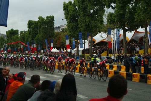 Die große Ausnahme bei der Tour de France: Ein Stück Strecke ohne Skoda-Werbung - ausgerechnet vor der VIP-Lounge.
