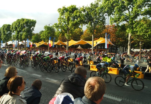 Die große Ausnahme bei der Tour de France: Ein Stück Strecke ohne Skoda-Werbung - ausgerechnet vor der VIP-Lounge.