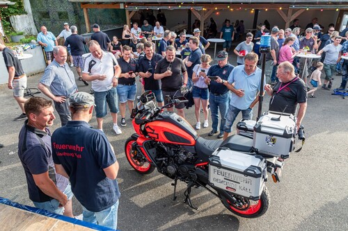 Die Harley-Davidson Pan America der Freiwilligen Feuerwehr Kall in Nordrhein-Westfalen wird feierlich empfangen.