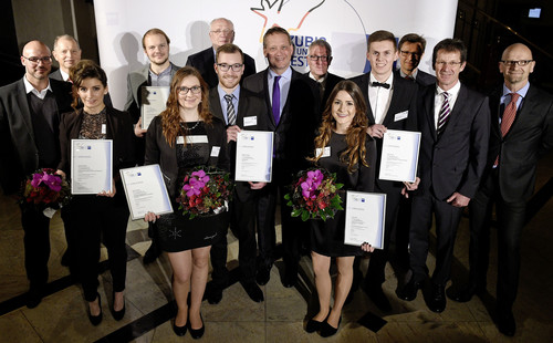 Die IHK-Bundessieger 2016 aus dem Volkswagen Konzern mit ihren Gratulanten in Berlin.
