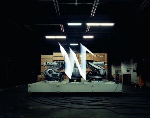 Die Installation mit Roboterarmen aus der Audi-Fertigung von Clemens Weisshaar und Reed Kram.