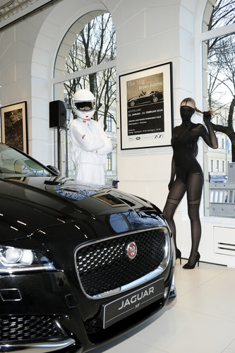 Die Jaguar-Land-Rover-Markenboutique in München zeigt Fotos von Bryan Adams.