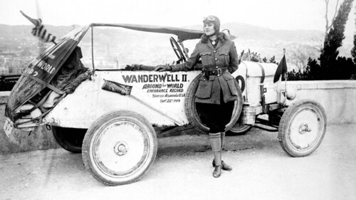 Die Kanaderin Aloha Wanderwell hat ab 1920 mit einem Ford Model T als erste Frau in einem Auto die Welt umrundet.