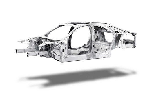 Die Karosserie des Audi A8 entsteht in der Audi-Space Frame-Bauweise (ASF) und besteht zu einem großen Teil aus Aluminium. Dadurch wiegt die Karosserie etwa 40 Prozent weniger als ein vergleichbarer Aufbau aus Stahl.