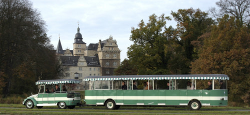Die klassische Käfer-Bahn vor dem Schloss Wolfsburg.