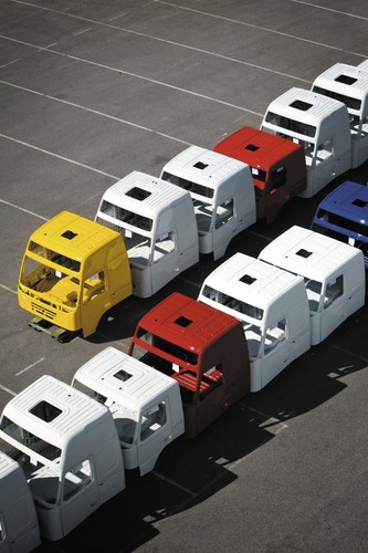 Die Lackiererei von Volvo Trucks in Umeå bietet Kunden mehr als 850 Farben zur Auswahl an.