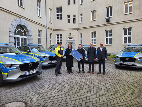 Die Landespolizei Sachsen-Anhalt erhält fünf Mazda CX-60 (von links): Polizeidirektor Sebastian Heutig, Innenministerin Dr. Tamara Zieschang, Murat Sahinkaya vom Händler Auto-Park Rath, Udo Bolsmann (Direktor der Polizeiinspektion Tentrale Dienste) und Thomas Tewe vom Auto-Park Rath.
