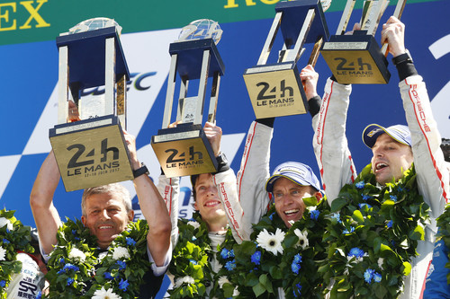 Die Le-Mans-Sieger 2017 (v.l.): Fritz Enzinger (Leiter LMP1) mit dem Fahrerteam Brendon Hartley, Earl Bamber und Timo Bernhard.
