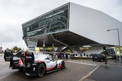 Die letzte Fahrt führte die beiden Porsche 919 Hybrid ins Museum des Sportwagenherstellers in Zuffenhausen.