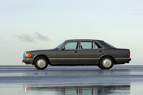 Die Mercedes-Benz S-Klasse der Modellreihe W 126 war das erste Auto mit Fahrer-Airbag und Gurtstraffer für den Beifahrer.