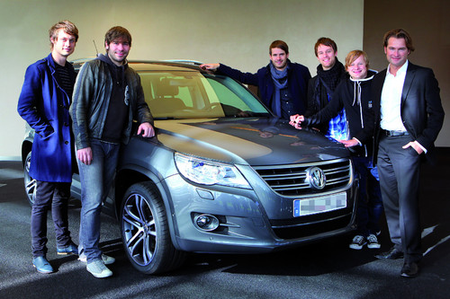 Die Mitglieder von „Revolverheld“ fahren Tiguan (von links): Jakob, Niels, Johannes, Kristoffer und Florian sowie Matthias Becker, Leiter Marketing Volkswagen.