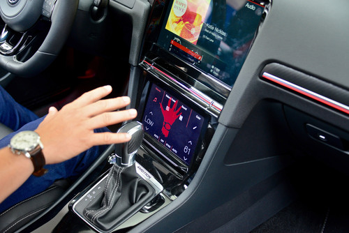 Die Mittelkonsole des Volkswagen Golf R Touch mit dem 12,8 Zoll großen Bildschirm und darunter dem 8 Zoll große Control Center. 