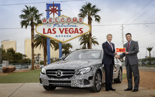 Die neue Mercedes-Benz E-Klasse hat als erstes Serienfahrzeug weltweit die Testlizenz für autonomes Fahren im US-Bundesstaat Nevada erhalten (v.l.): Entwicklungsvorstand Dr. Thomas Weber und Gouverneur Brian Sandoval.