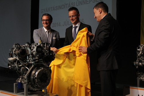 Die neue Opel-Motoren-Familie wird enthüllt (v.l.): Vice President Joachim Koschnicke, der stellvertretende ungarische Außenhandelsminister Peter Szijjarto und Werksleiter Tamas Solt.