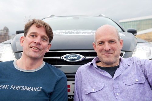 Die Norweger Henrik Borchgervink (links) und Knut Wilthil vor dem Start ihrer sparsamen fahrt mit dem Ford Mondeo Econetic.