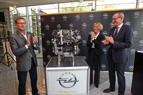 Die Opel-Verantwortlichen freuen sich über die Investition in die neue Motoren- und die Komponentenfertigung. Von links: Betriebsratsvorsitzender von Kaiserslautern Lothar Sorger, Werksleiterin Elvira Tölkes und Opel-Vorstandsvorsitzender Karl-Thomas Neumann.