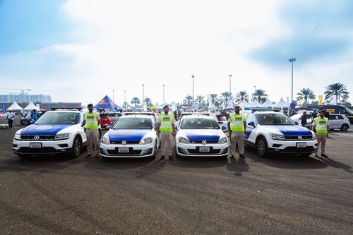 Die Polizei in Abu Dhabi mit Einsatzfahrzeugen von Volkswagen. 
