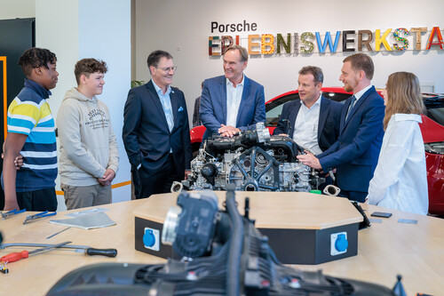 Die Porsche-Erlebniswerkstatt in Leipzig wurde im Beisein von Sachsens Ministerpräsidenten Michael Kretschmer (2.v.r.) und Oberbürgermeister Burkhard Jung (4.v.r.) feierlich eröffnet.
