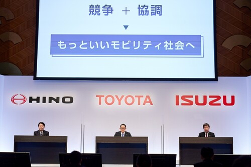 Die Präsidenten von Hino, Toyota und Isuzu – Yoshio Shimo, Akia Toyoda und Masanori Katayama – vereinbaren eine technische Zusammenarbeit im Nutzfahrzeugbereich.